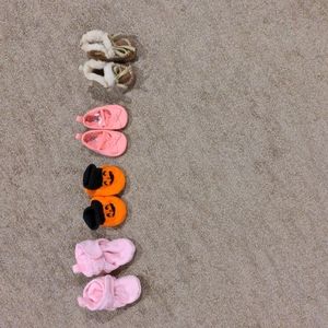Lot: Newborn Crib shoes and slippers/booties